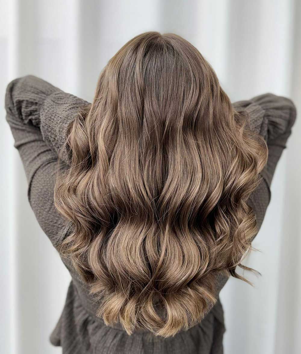 en kvinna med vackert brunt hår